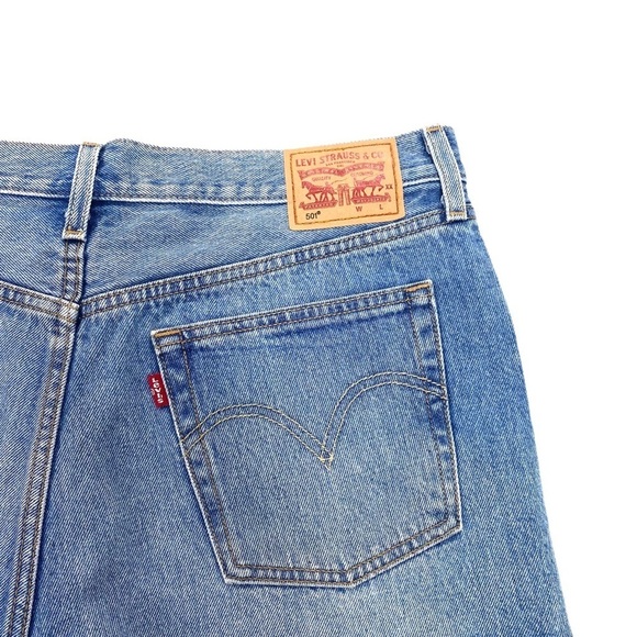 LEVI’S 501 Cotton Raw Hem Denim Shorts in light washed - Picture 5 of 6